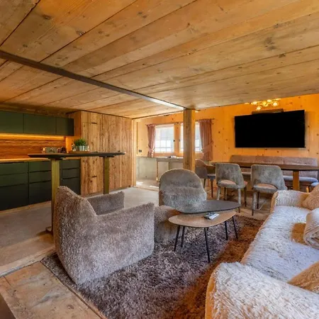 Heidi's Hideout - Private Historic By Heiti Gstaad